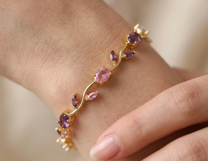 سوار توليب المزيّن بالورود – تصميم كوكيت أنيق مطلي بالذهب عيار 18 ✨🌸